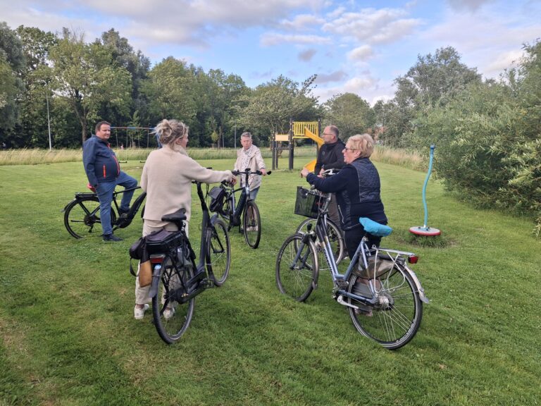 Werkgroep fietst door Tuikwerd